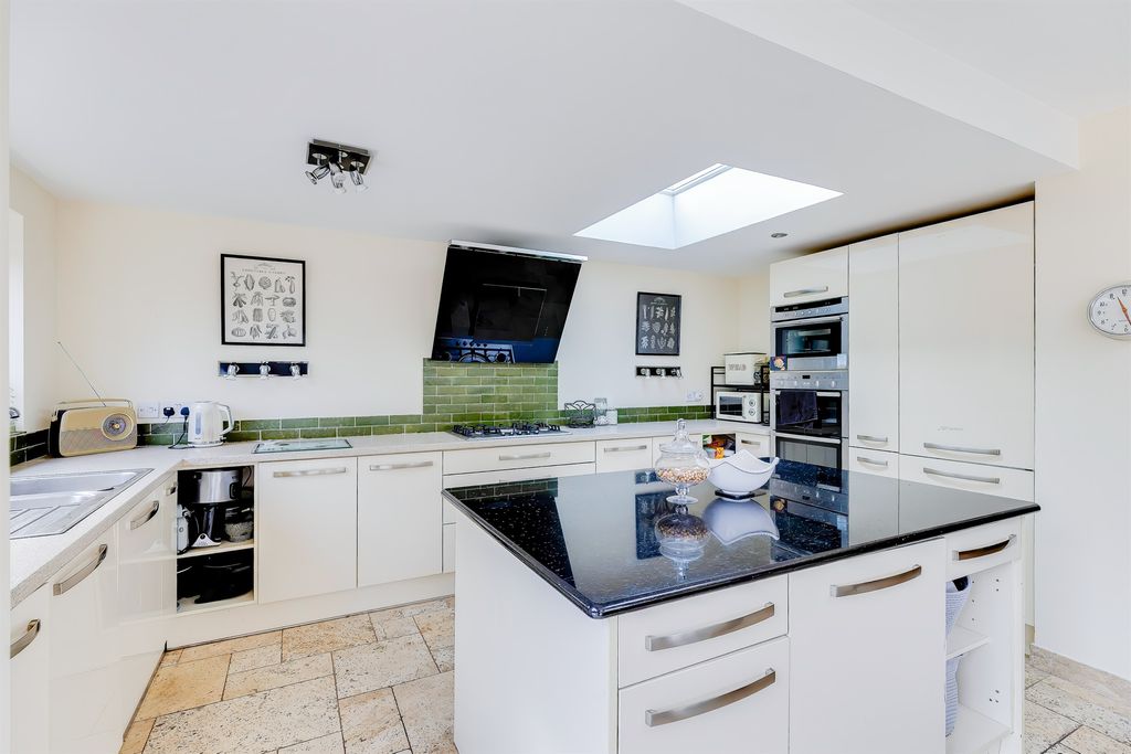 Property photo 2 of 34