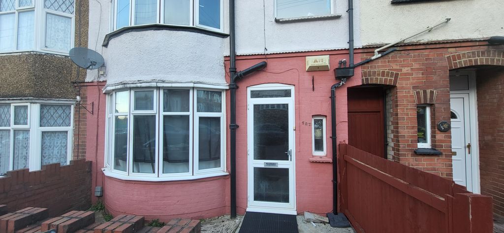 Property photo 1 of 8 Modern Living 1 Bedroom Apartment Close To Town & M1 J10 - Including Core Bills/Available 1st December 2026!