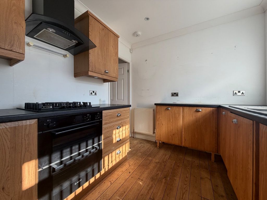 Property photo 2 of 10 Kitchen