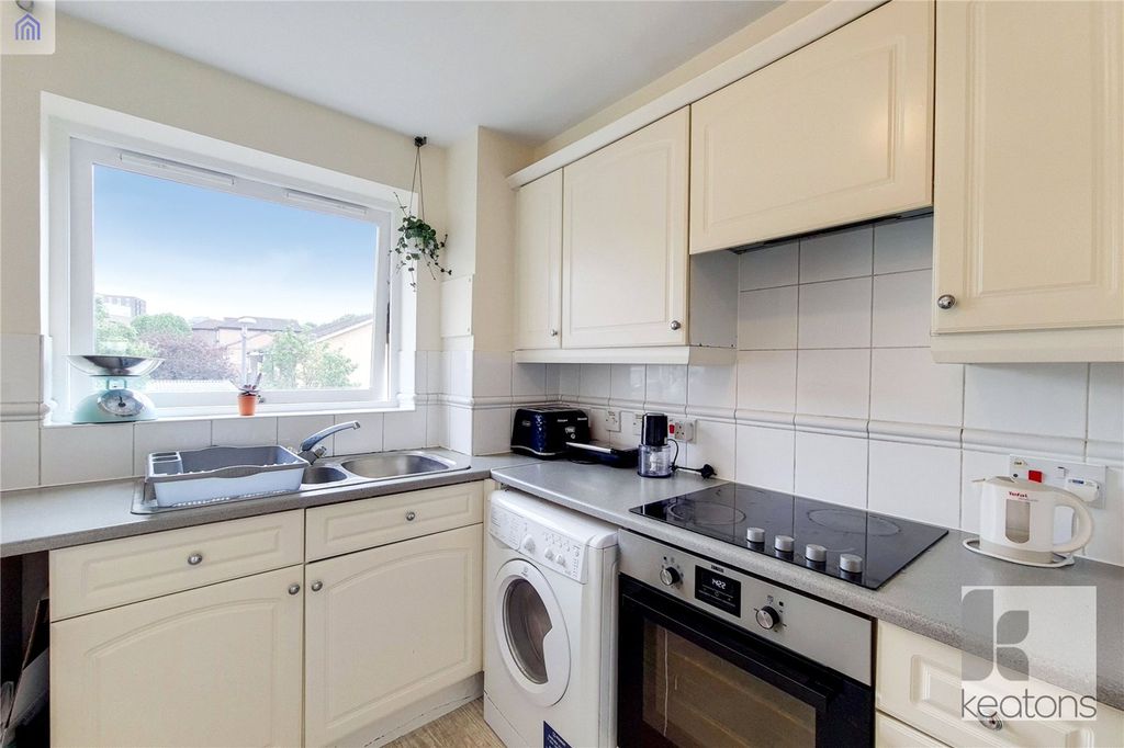 Property photo 3 of 7 Kitchen