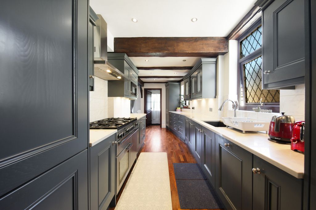 Property photo 2 of 14 115 Beechwood Gardens Ilford Ig5 0Aq - 004