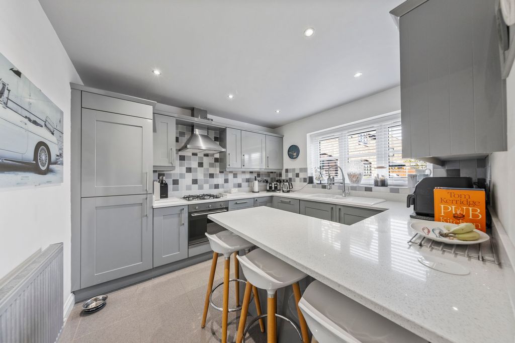 Property photo 2 of 33