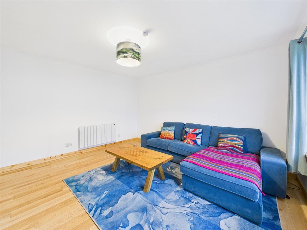 Property photo 3 of 20 Lounge