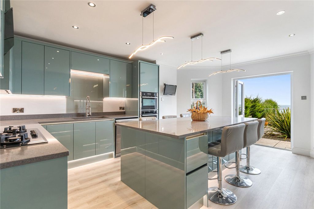 Property photo 3 of 14 Kitchen/Breakfast