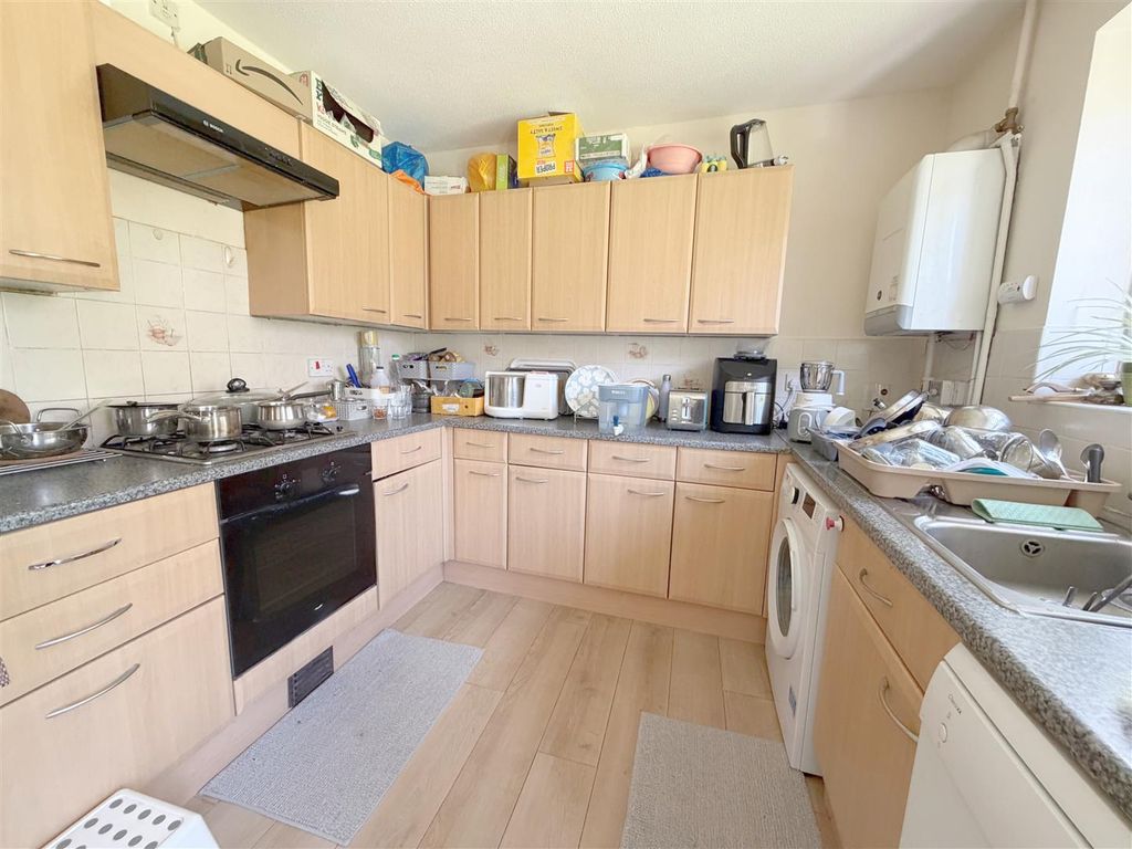 Property photo 3 of 8 Kitchen