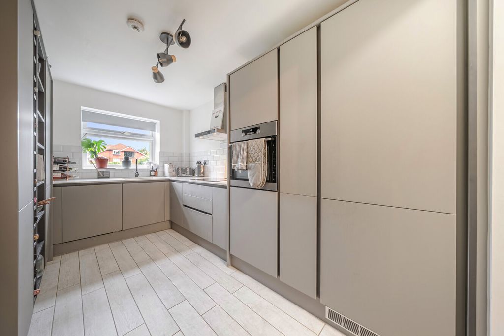 Property photo 3 of 17 1521142-13-6Aa92A...