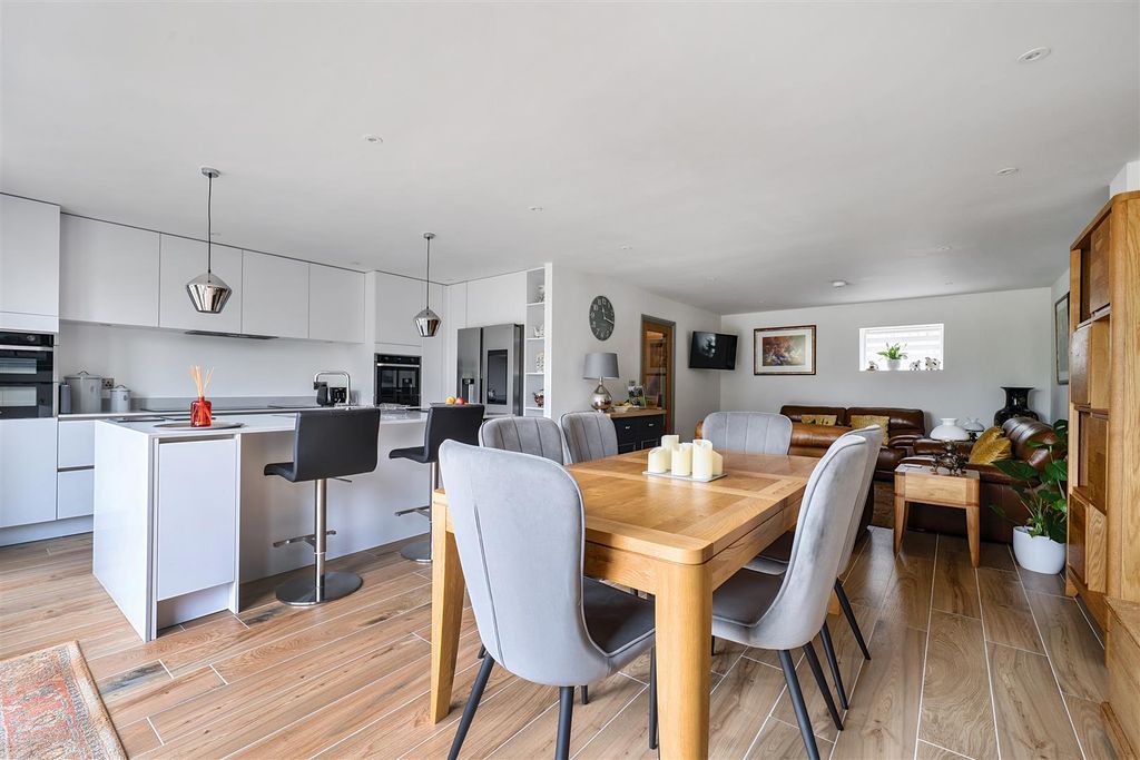 Property photo 2 of 34 1299704-12-6835d279c1Cbd.Jpg