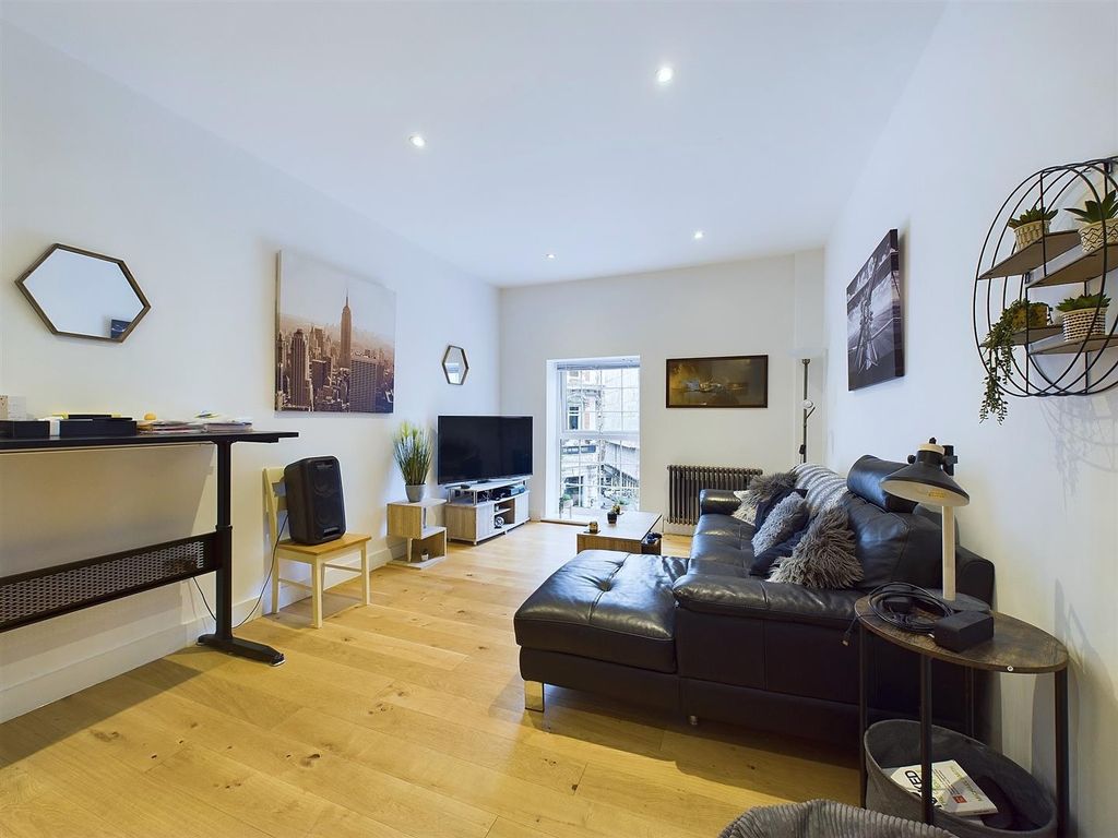 Property photo 2 of 20 Cam02885G0-Pr0227-Still004.Jpg
