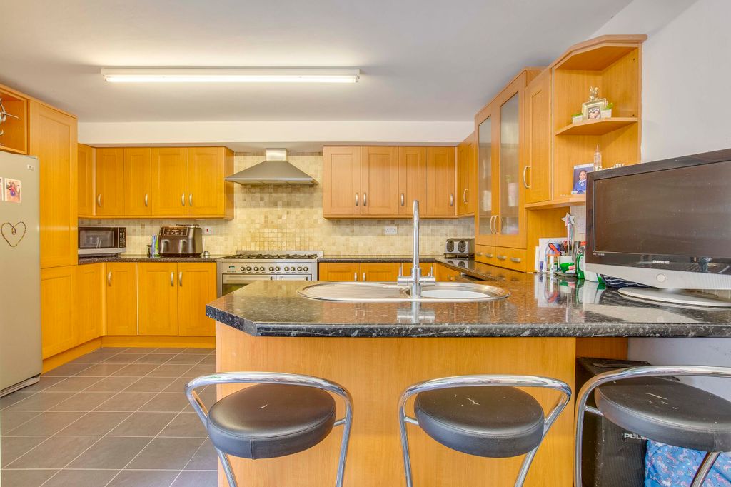 Property photo 1 of 22 9 Rook Road, Hp10 0Py (Low Res)-16