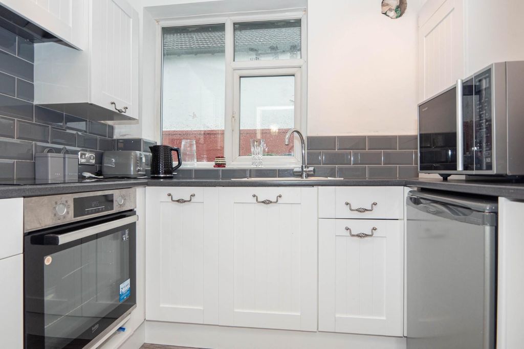 Property photo 3 of 17 Kitchen