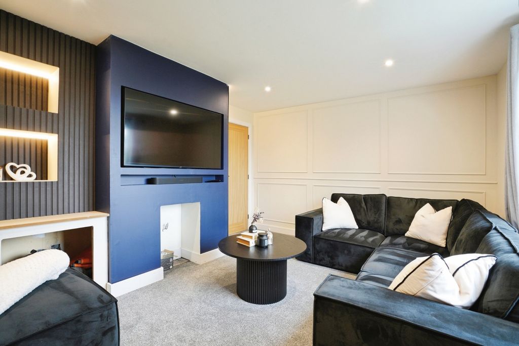 Property photo 2 of 17 Photo