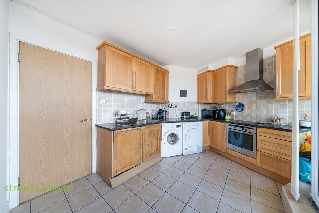 Property photo 3 of 18 c80Ad49d-1081-4F1...