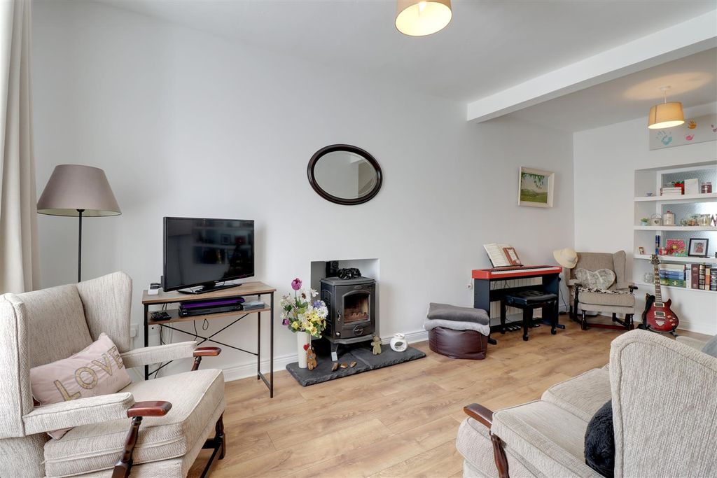 Property photo 3 of 17 Lounge