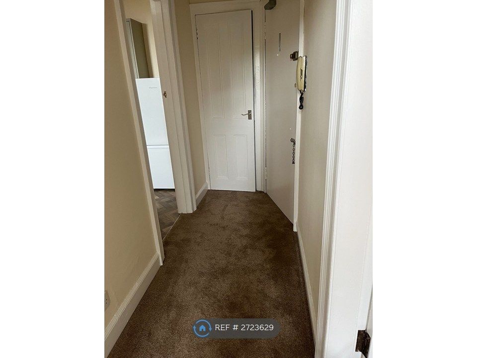 Property photo 3 of 7 Hall