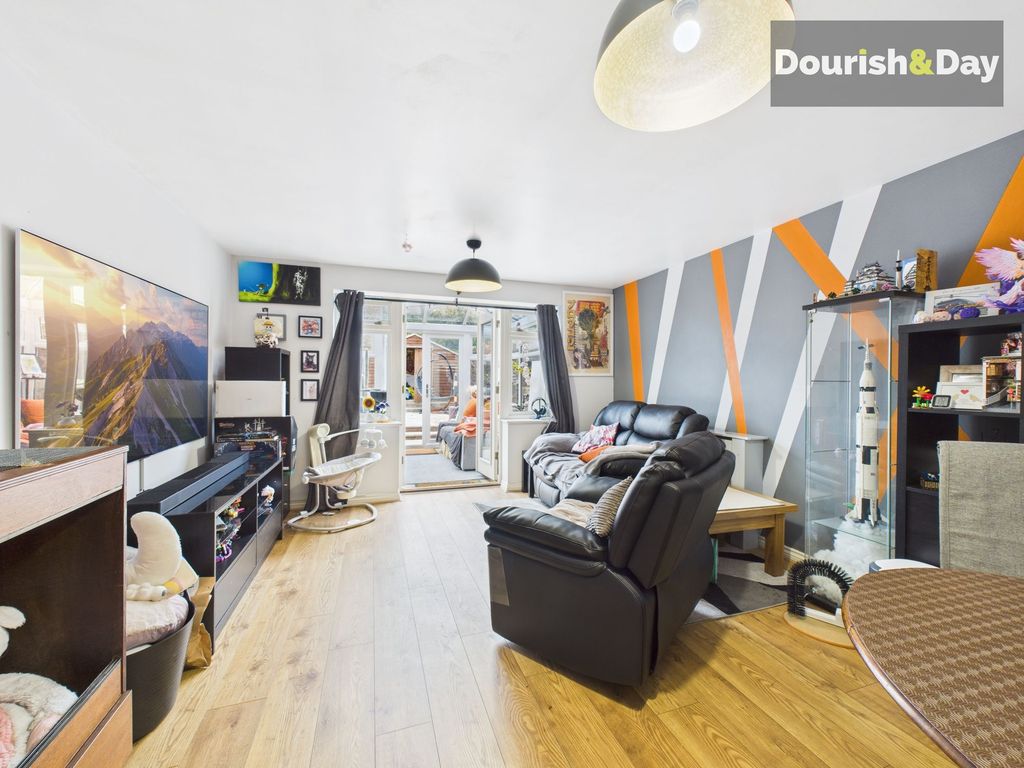 Property photo 2 of 16 Lounge