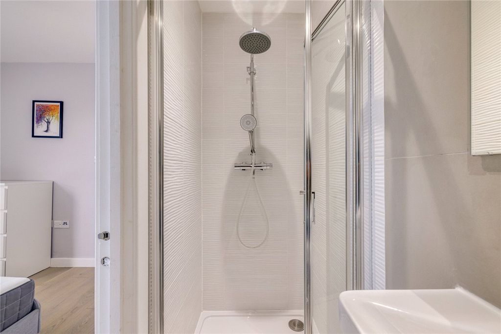 Property photo 2 of 10 Bathroom