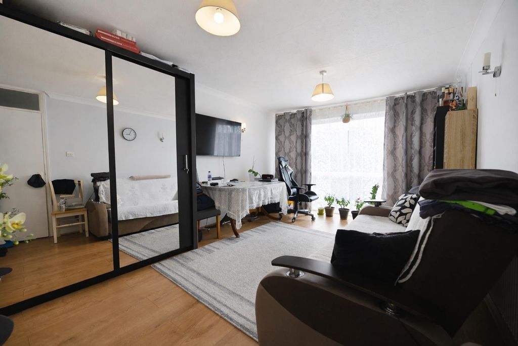 Property photo 3 of 10 Lounge