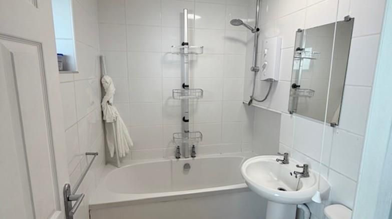 Property photo 3 of 9 Bathroom