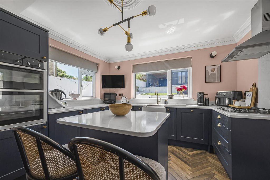 Property photo 2 of 30 Kitchen/Breakfast Room