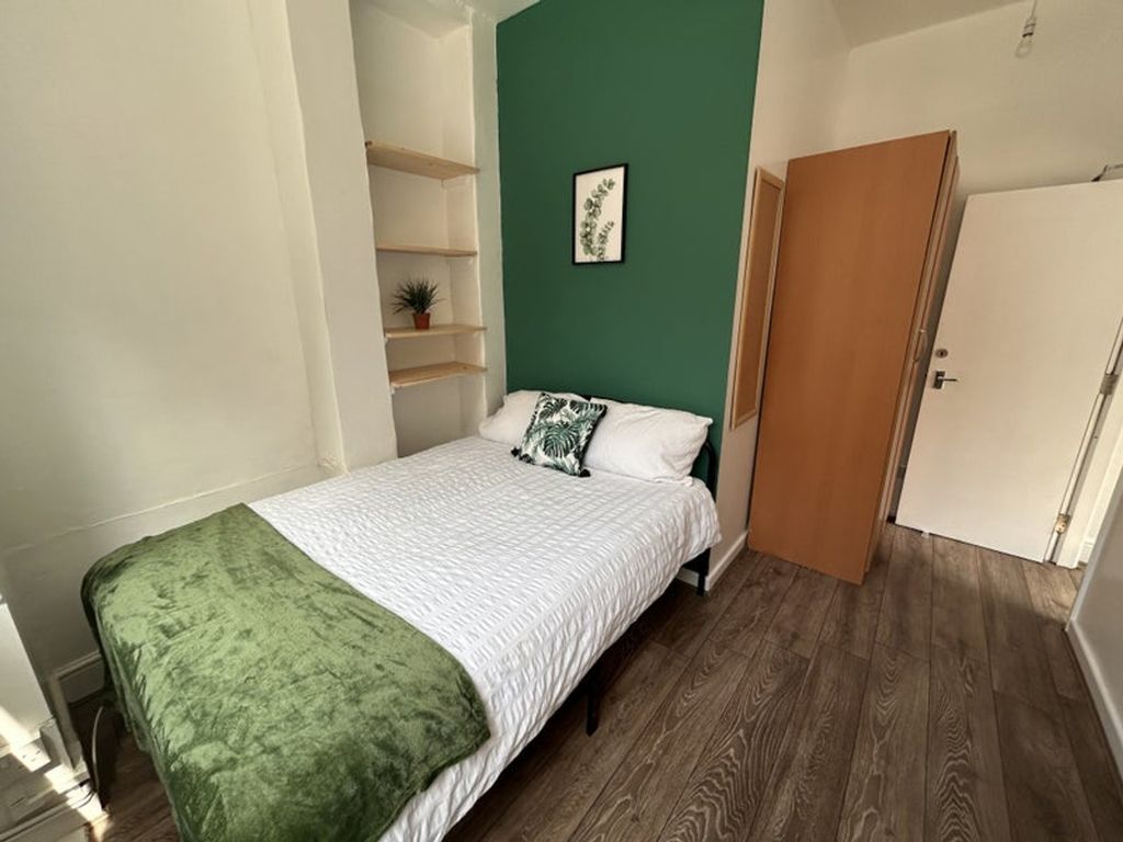 Property photo 3 of 9 This Inviting Double Bedroom Features A Comfortabl...