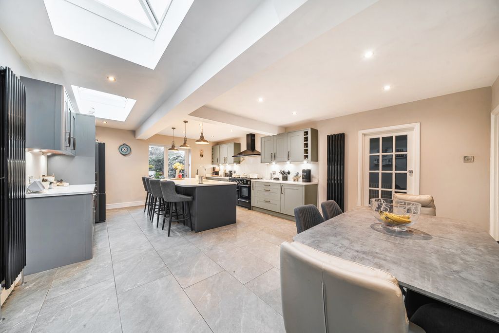 Property photo 1 of 16 Kitchen/Breakfast