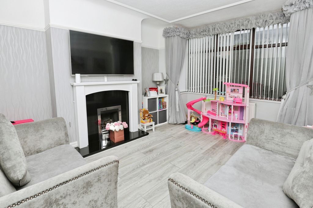 Property photo 3 of 15 Lounge