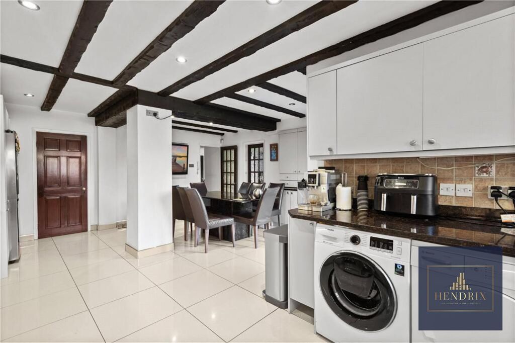 Additional image 11 of 4 bed detached house to rentHigh Road, Chigwell IG7