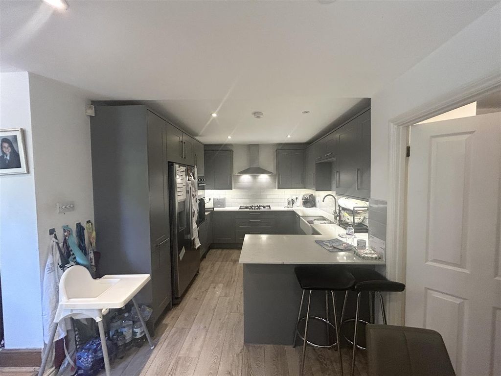 Property photo 2 of 14 Kitchen/Breakfast Room: