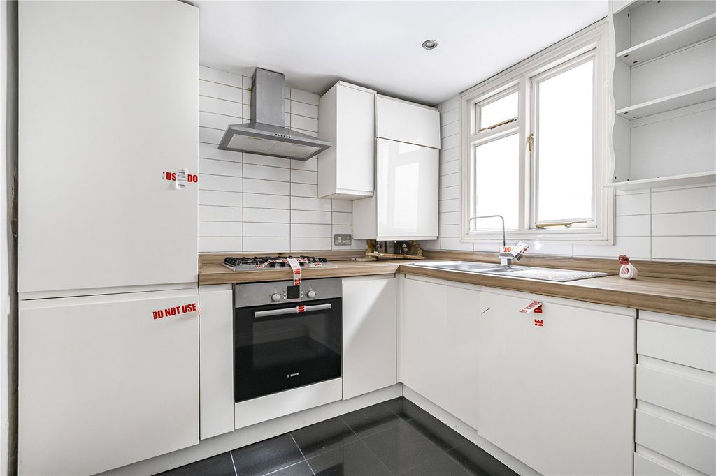 Property photo 3 of 11 Kitchen