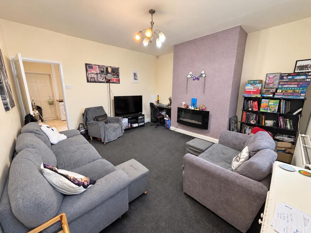Property photo 3 of 12 Lounge
