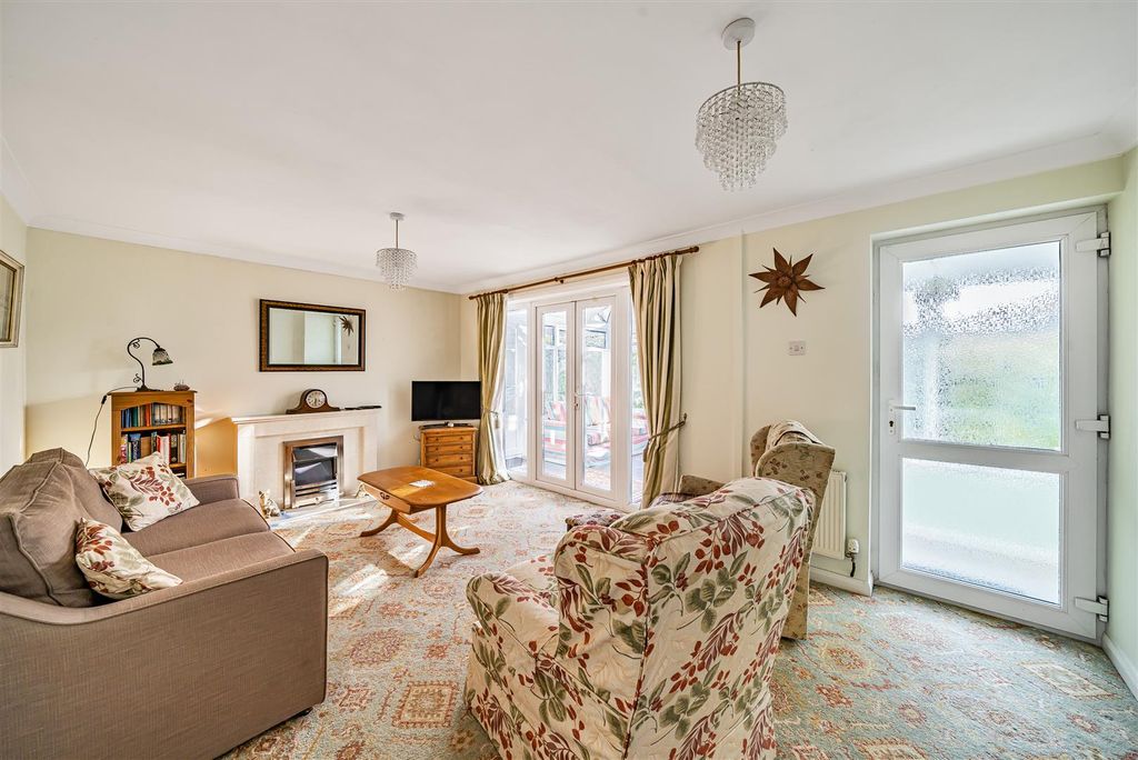 Property photo 3 of 16 Lounge 2