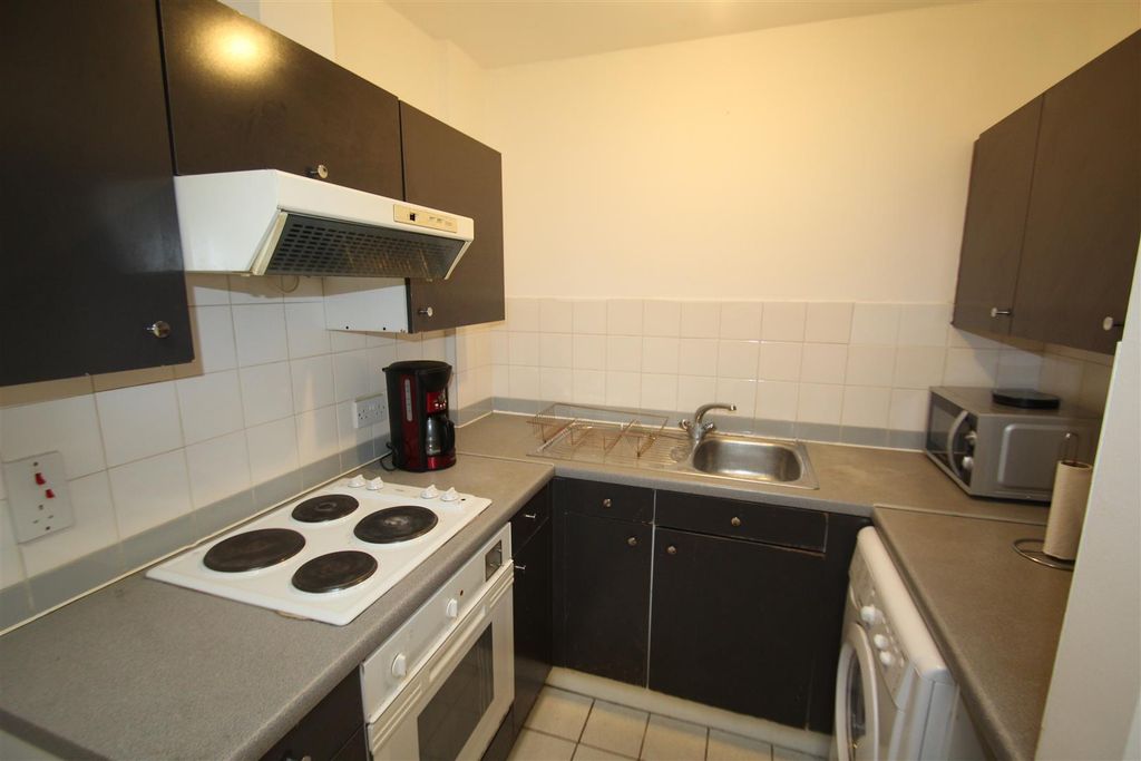 Property photo 2 of 10 Kitchen