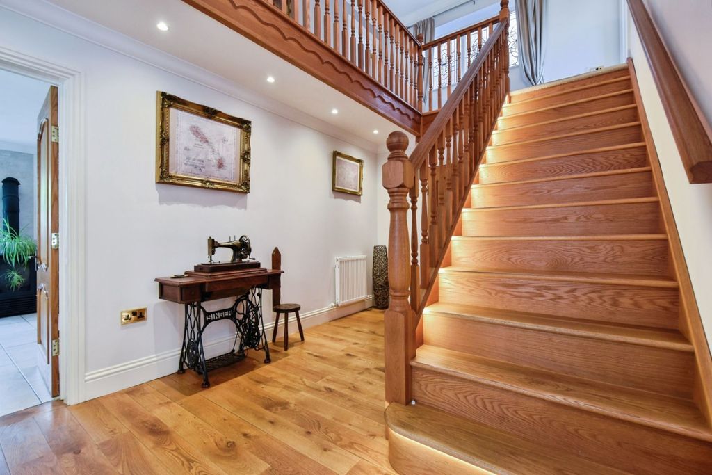 Property photo 3 of 33 Entrance Hall