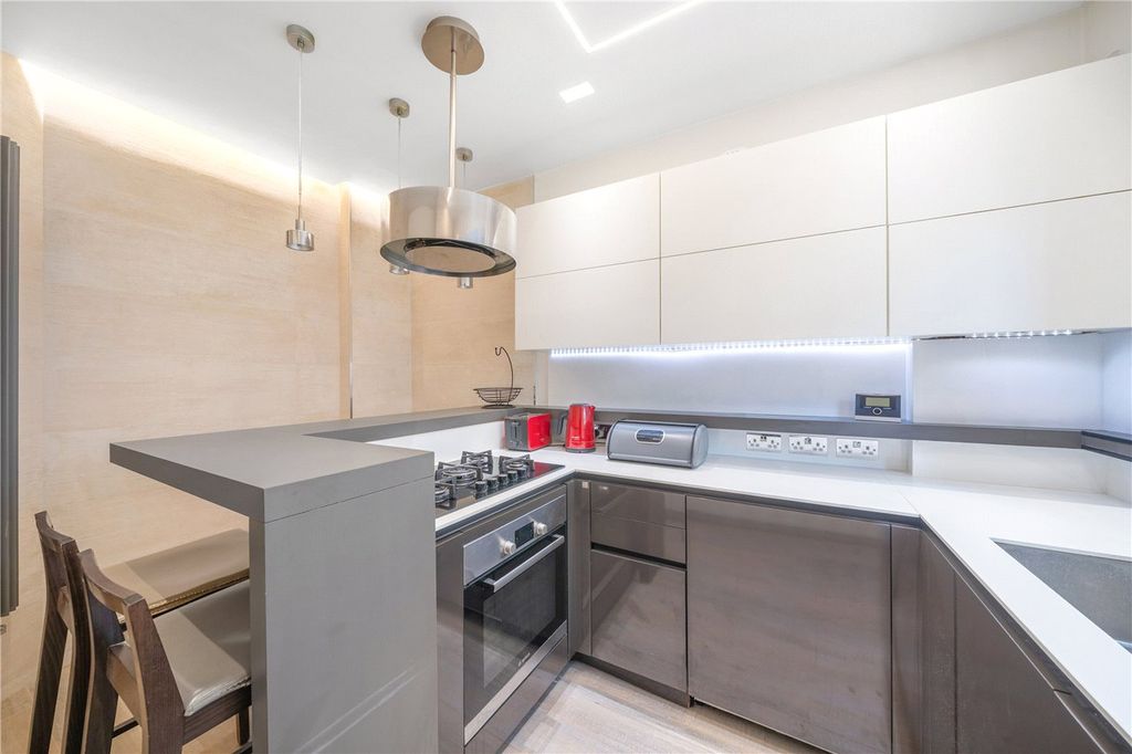 Property photo 3 of 11 Kitchen