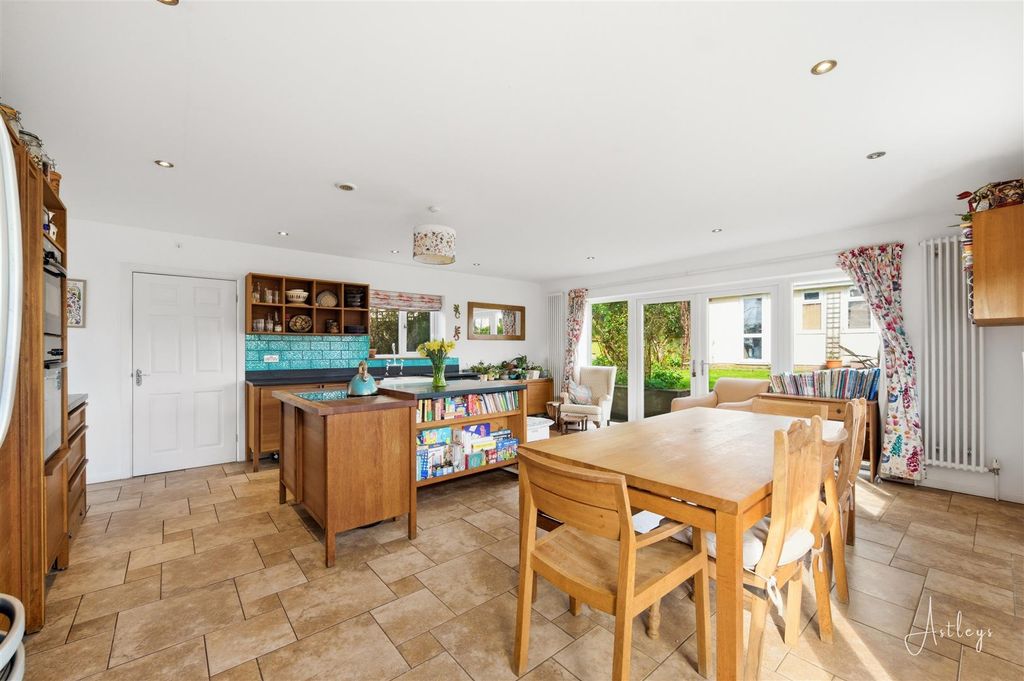 Property photo 2 of 34 Kitchen/Breakfast Room