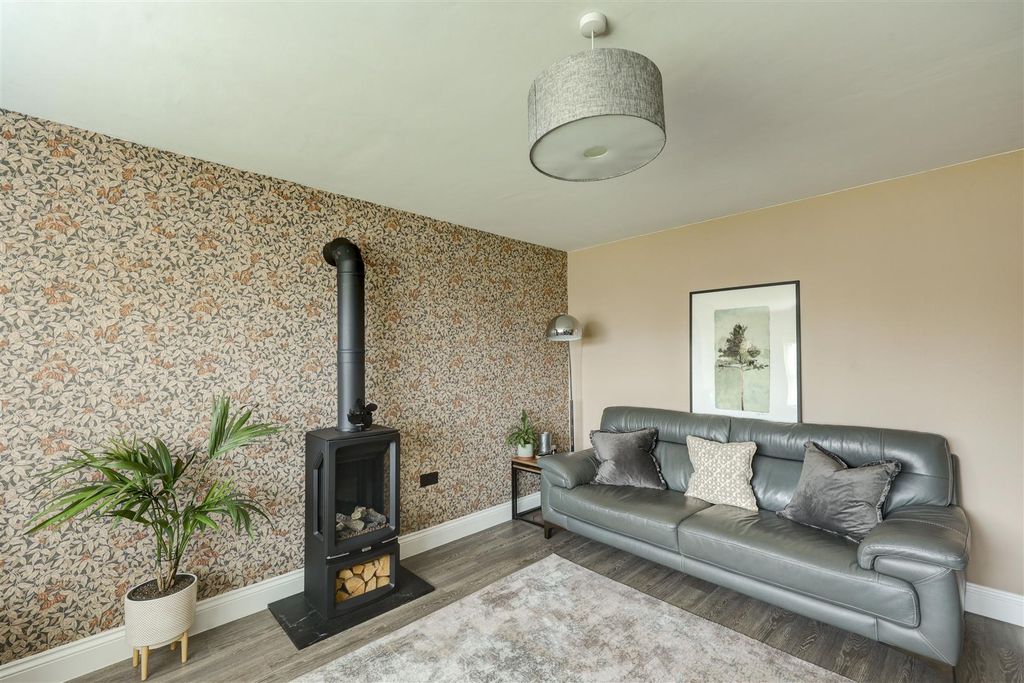Property photo 2 of 18 2 Ullesby Gardens