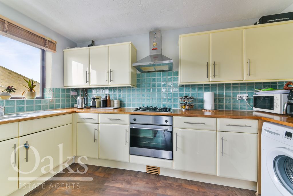 Property photo 3 of 8 Kitchen