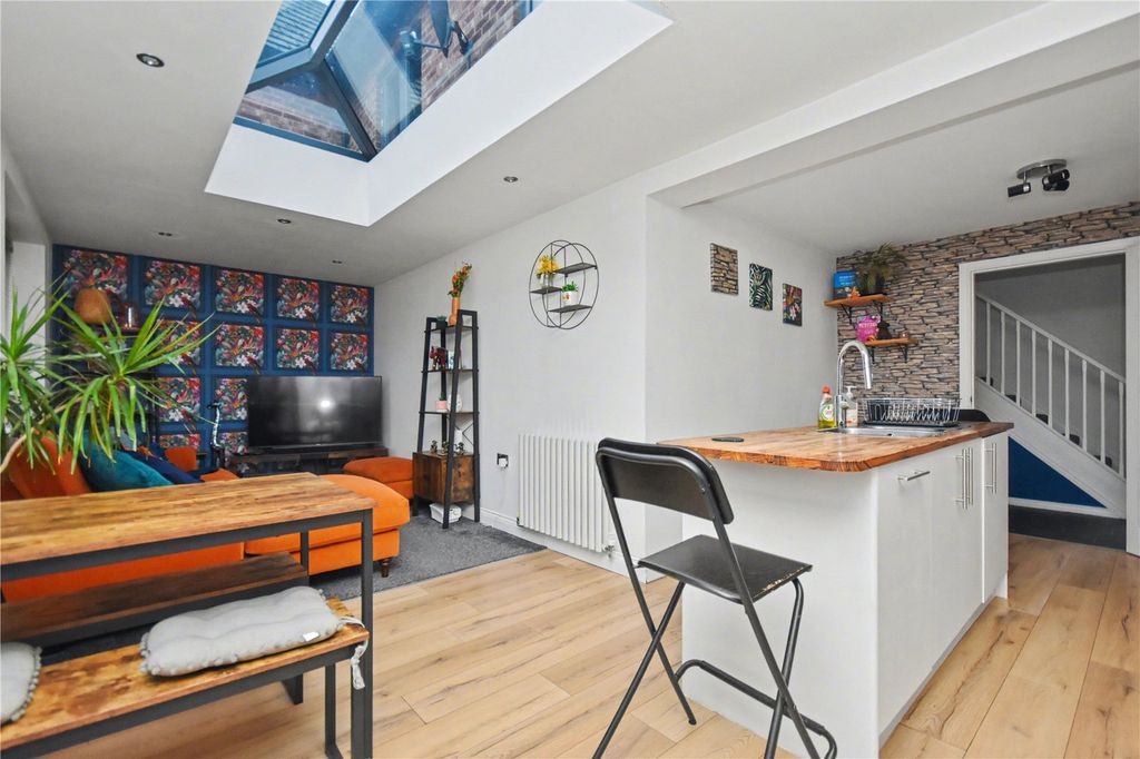 Property photo 2 of 18 Picture No. 14