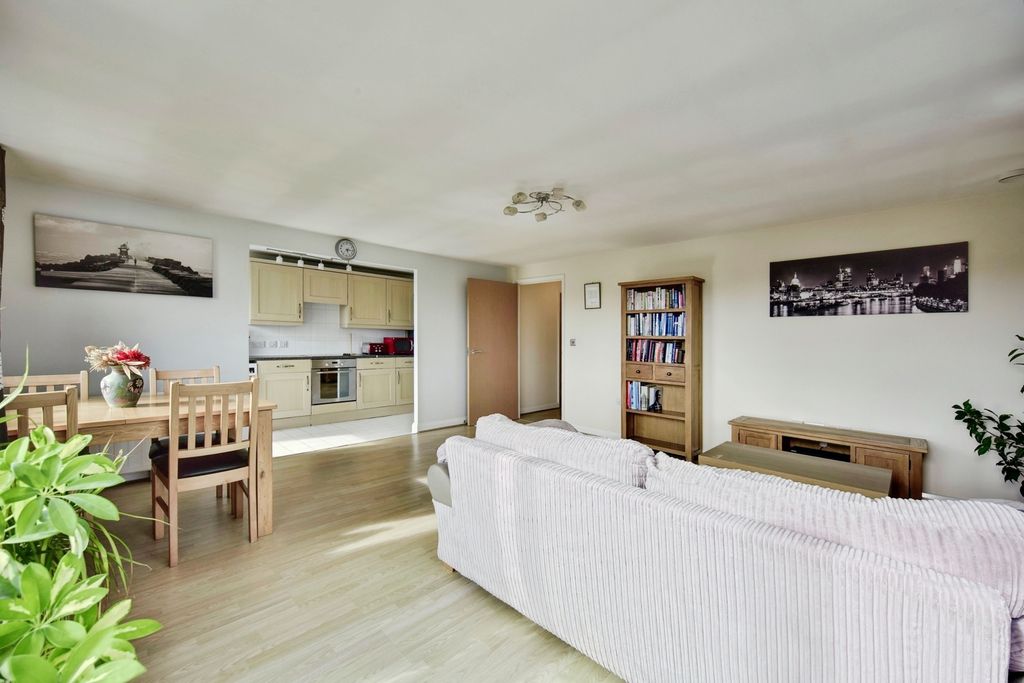 Property photo 2 of 17 Lounge