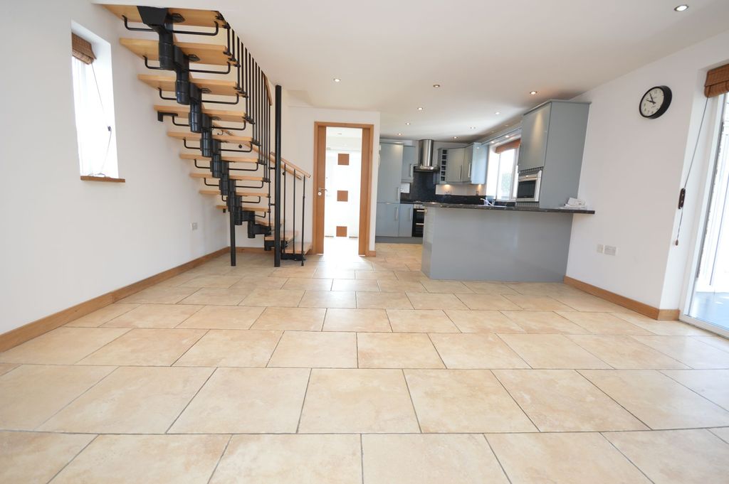 Property photo 3 of 46