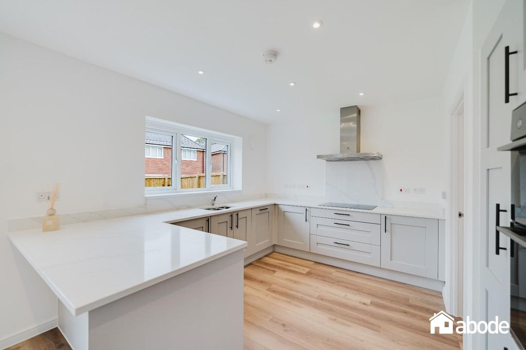 Property photo 2 of 32