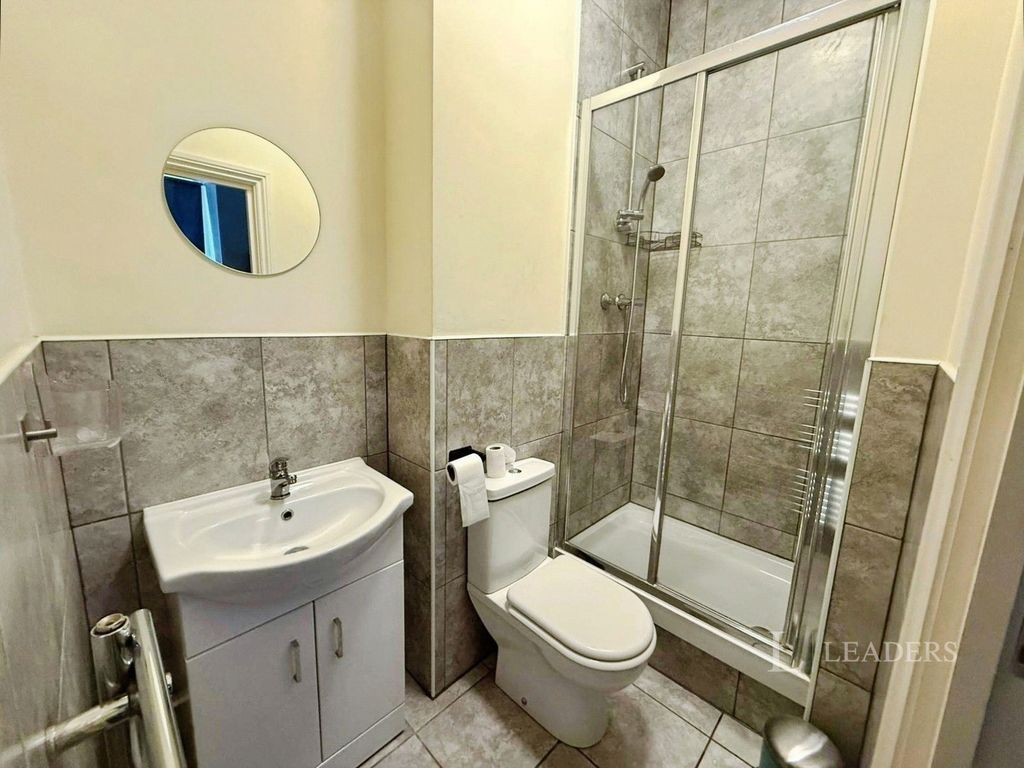Property photo 3 of 8 En Suite