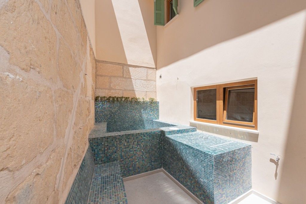 Property photo 3 of 20 Swimming Pool (3)