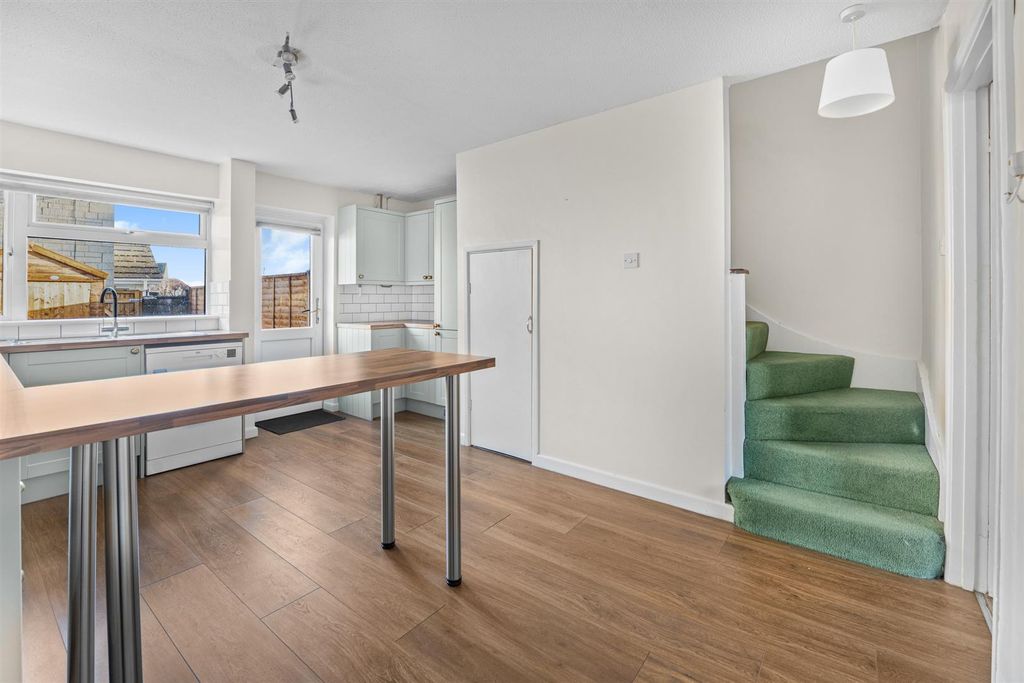 Property photo 3 of 9 82 New Road-5.Jpg