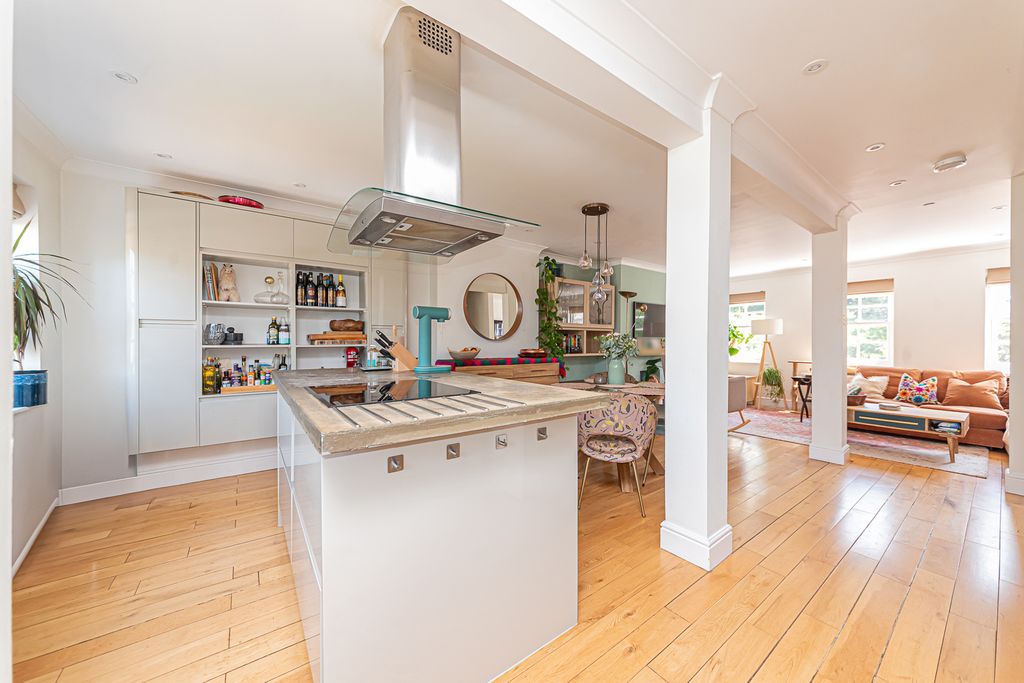 Property photo 2 of 28 4