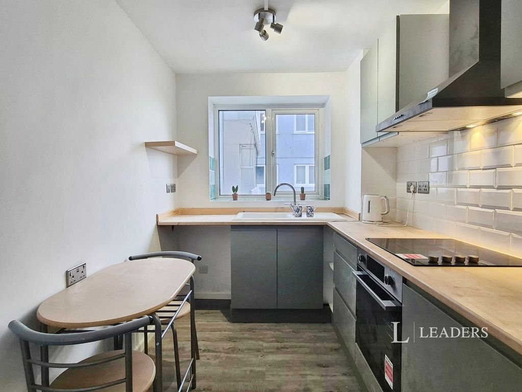 Property photo 2 of 11 Kitchen