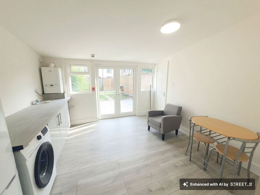 Property photo 3 of 8 Shared Living Space
