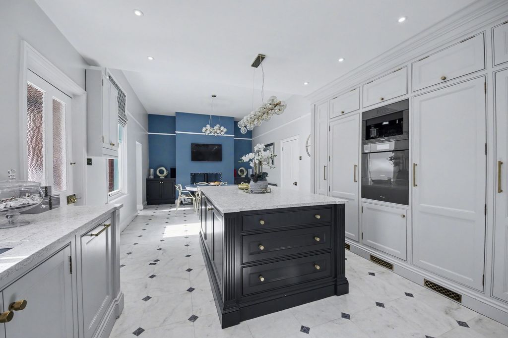 Property photo 2 of 25