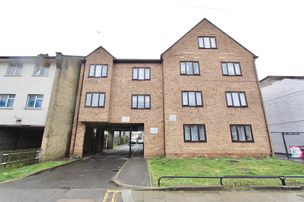 Property photo 2 of 11 Beaminster Court, N15