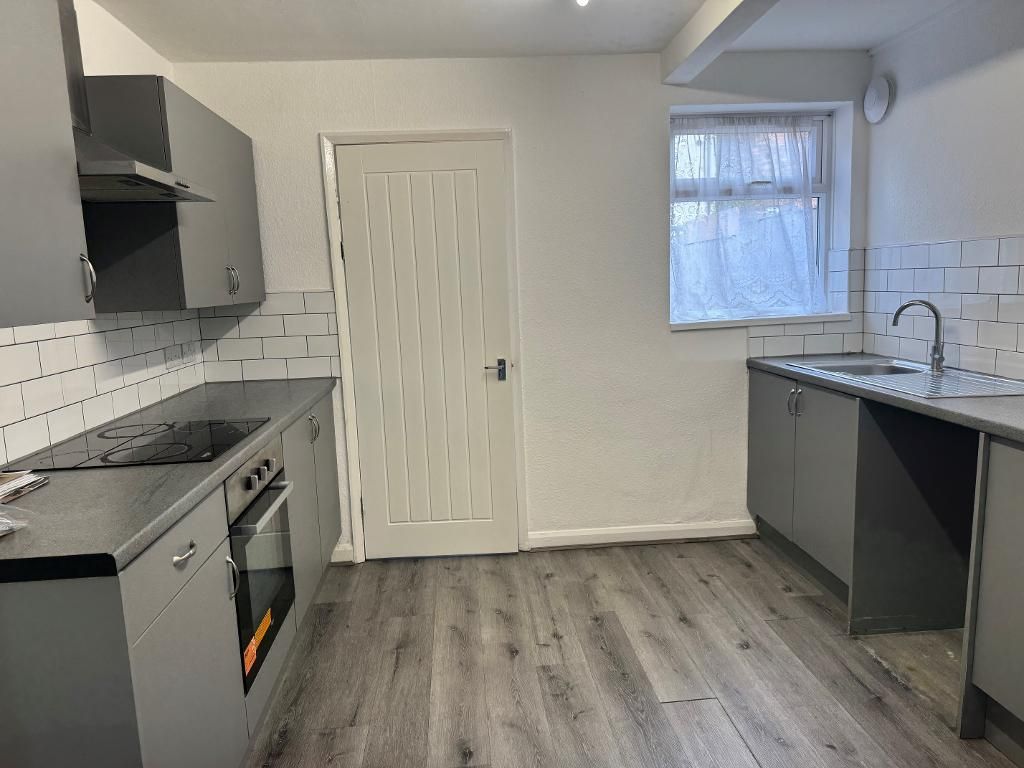 Property photo 2 of 7 Kitchen